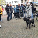 Met blindengeleidestok op pad in Eindhoven.