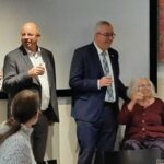 Burgemeester Ubachs en wethouder slijper toosten samen met ons op het succes van de film.